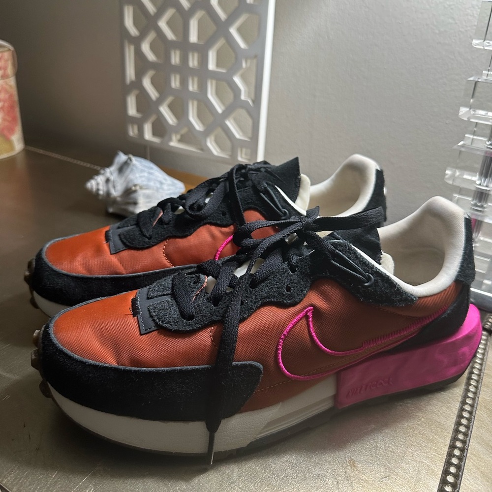 NIKE W FONTANKA WAFFLE BURNT SUNRISE & BLACK GYM SHOE
